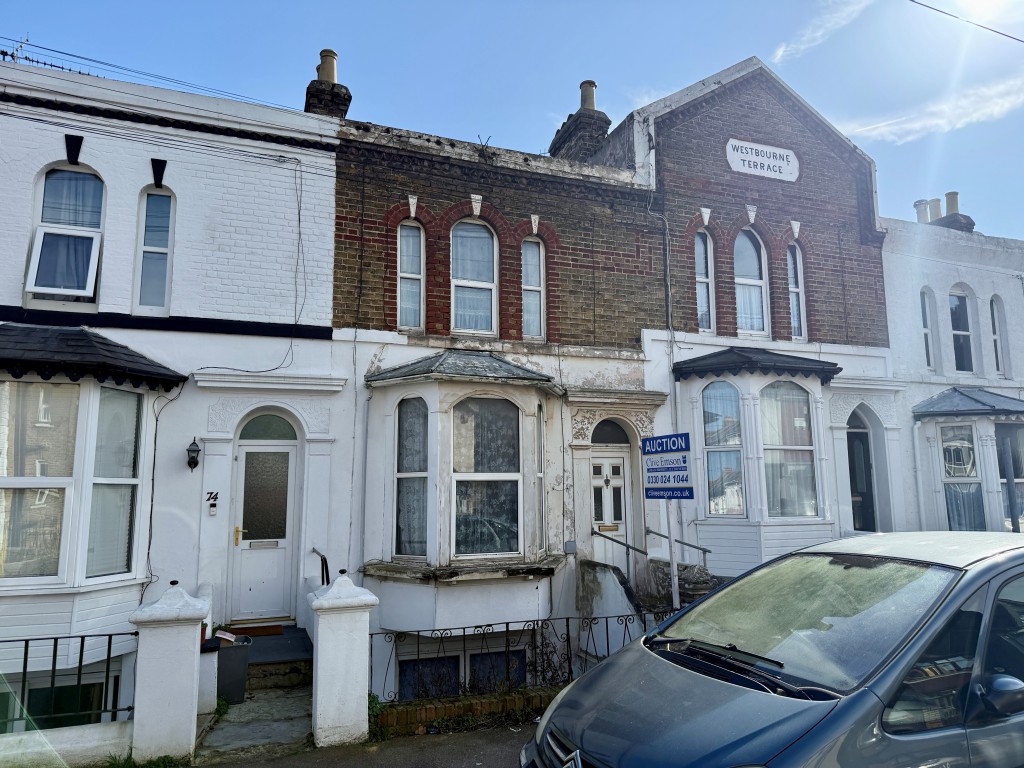 Lot: 40 - THREE STOREY HOUSE WITH POTENTIAL FOR SUB-DIVISION - Mid-terrace three storey house